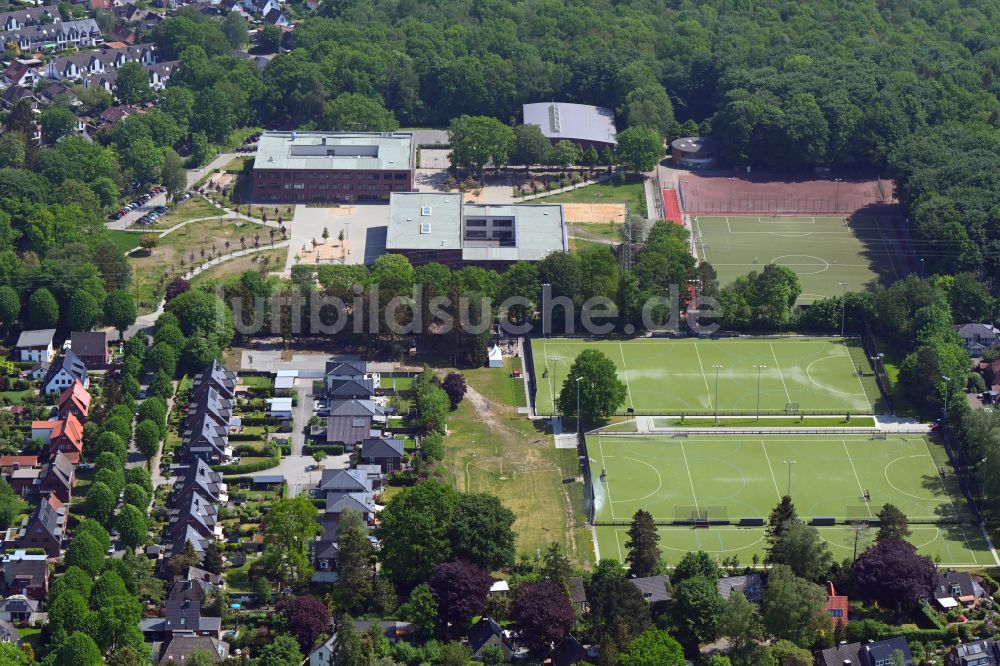 Hamburg von oben - Schulgelände mit Sportplatz Irena-Sendler-Schule in Hamburg, Deutschland