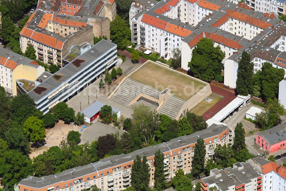 Luftbild Berlin - Schulgelände mit Sportplatz der Löwenzahn-Grundschule in Berlin, Deutschland