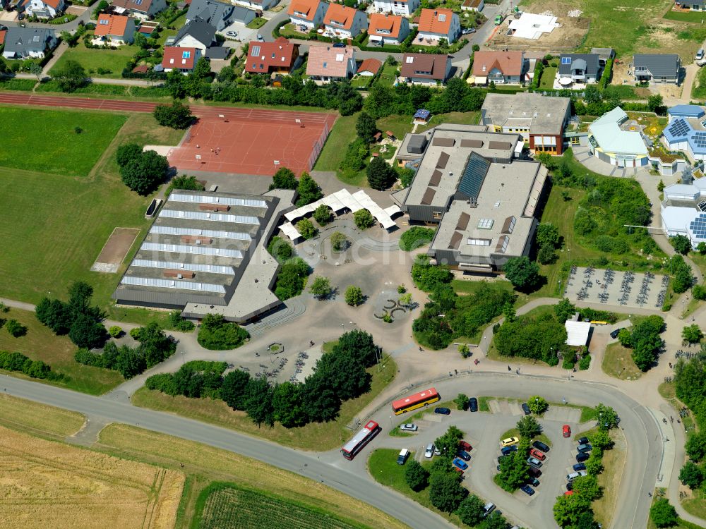 Dußlingen aus der Vogelperspektive: Schulgelände mit Sportplatz der Merian-Gemeinschaftsschule in Dußlingen im Bundesland Baden-Württemberg, Deutschland