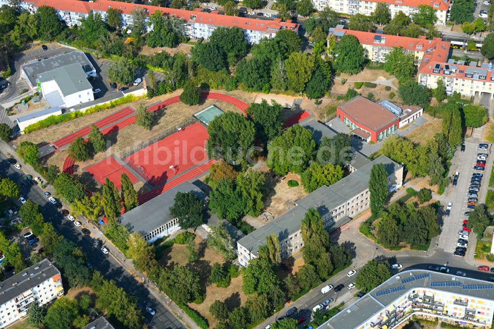 Berlin von oben - Schulgelände mit Sportplatz Merian-Oberschule in Berlin, Deutschland