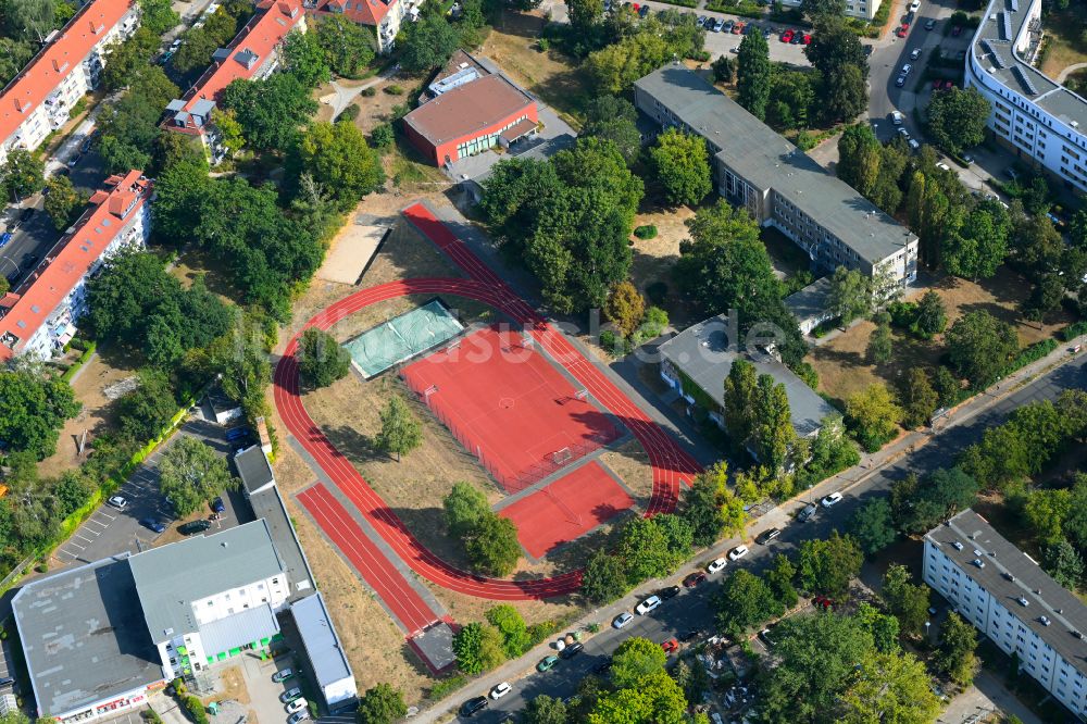 Luftaufnahme Berlin - Schulgelände mit Sportplatz Merian-Oberschule in Berlin, Deutschland