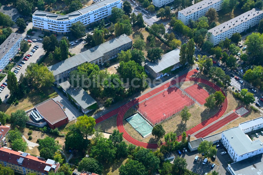 Luftbild Berlin - Schulgelände mit Sportplatz Merian-Oberschule in Berlin, Deutschland