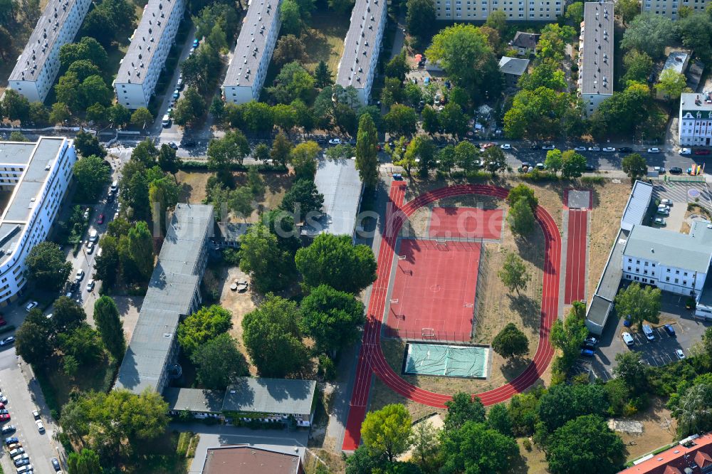 Luftaufnahme Berlin - Schulgelände mit Sportplatz Merian-Oberschule in Berlin, Deutschland