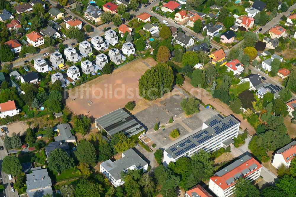 Berlin aus der Vogelperspektive: Schulgelände mit Sportplatz Merian-Oberschule in Berlin, Deutschland