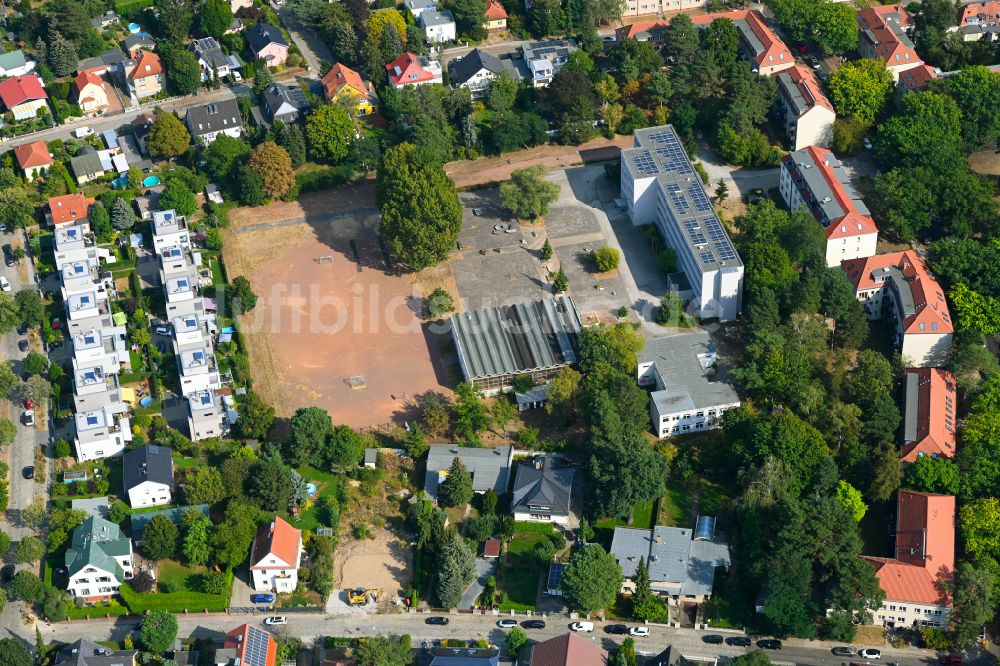 Luftaufnahme Berlin - Schulgelände mit Sportplatz Merian-Oberschule in Berlin, Deutschland