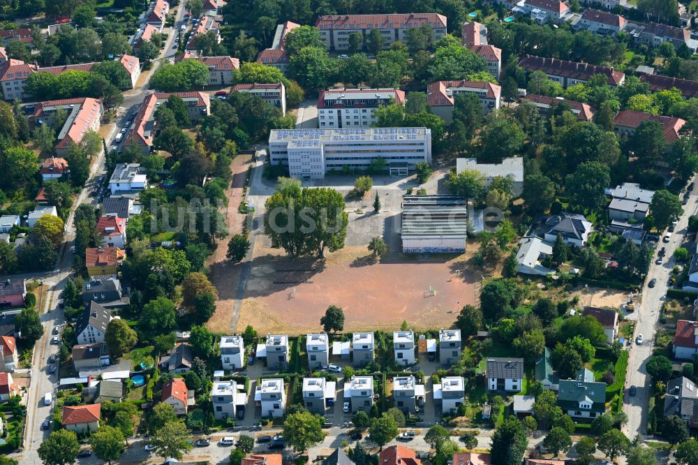 Luftaufnahme Berlin - Schulgelände mit Sportplatz Merian-Oberschule in Berlin, Deutschland