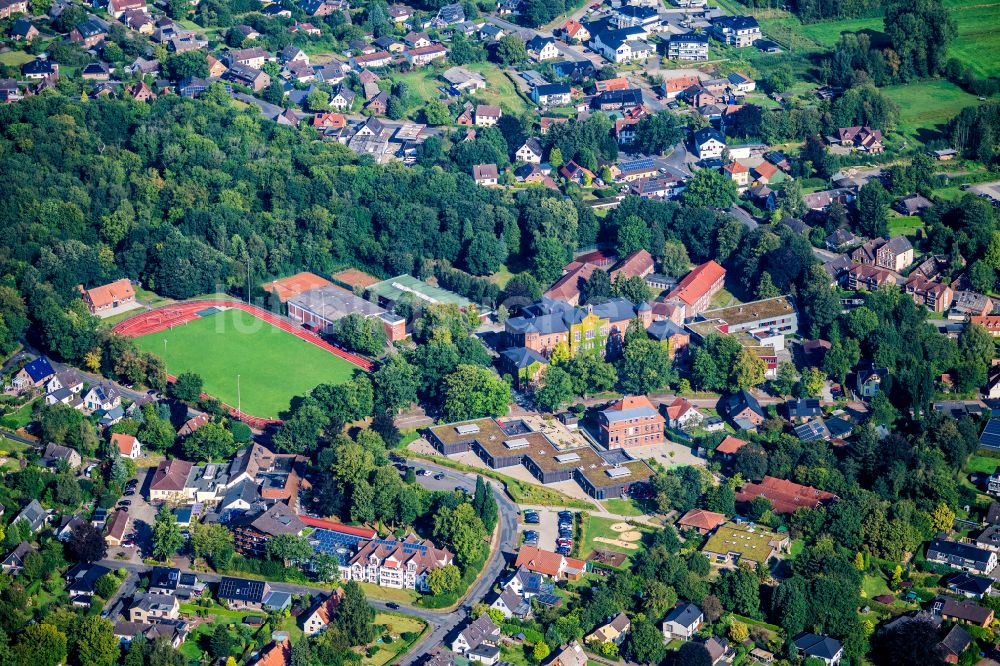 Geestland aus der Vogelperspektive: Schulgelände mit Sportplatz Niedersächsische Internatsgymnasium in Bad Berderkesa im Bundesland Niedersachsen, Deutschland