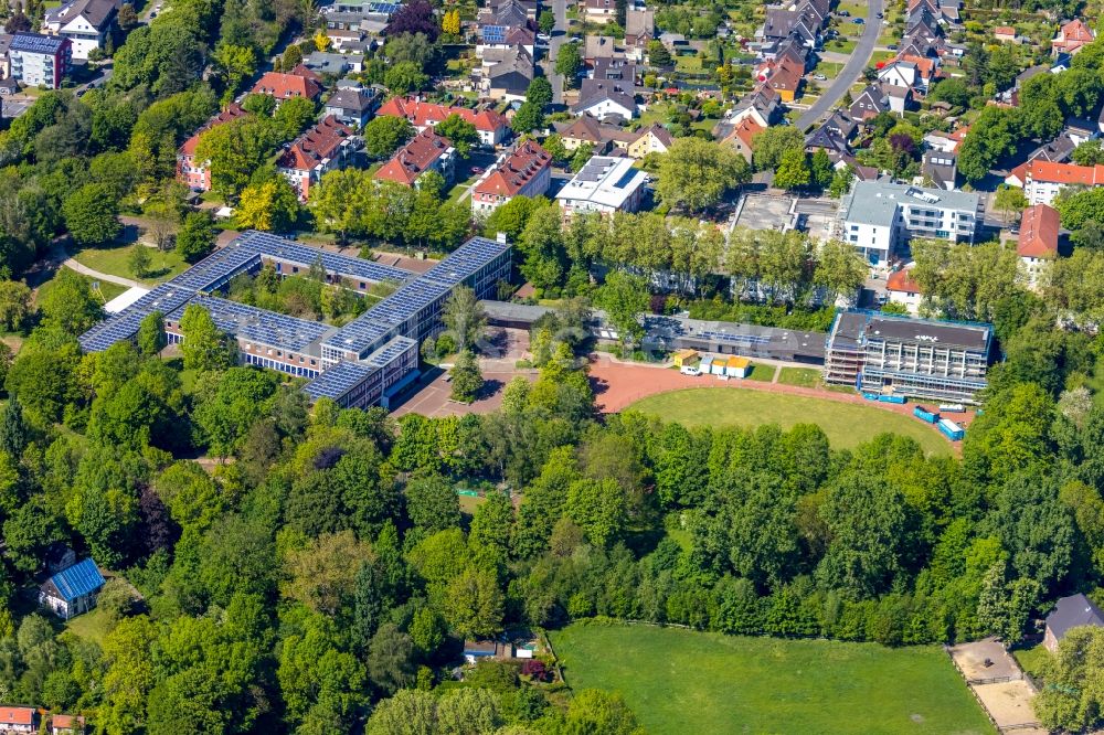 Herne von oben - Schulgelände mit Sportplatz des Otto-Hahn-Gymnasium Herne am Hölkeskampring in Herne im Bundesland Nordrhein-Westfalen, Deutschland