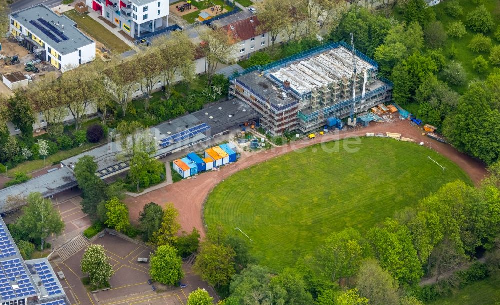 Luftbild Herne - Schulgelände mit Sportplatz des Otto-Hahn-Gymnasium Herne mit Sanierungsarbeiten an der Schwimmhalle am Hölkeskampring in Herne im Bundesland Nordrhein-Westfalen, Deutschland