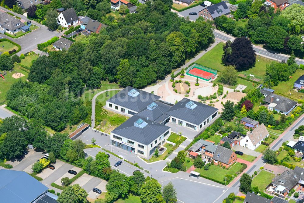 Ostenfeld aus der Vogelperspektive: Schulgelände mit Sportplatz Otto-Thiesen-Schule in Ostenfeld im Bundesland Schleswig-Holstein, Deutschland