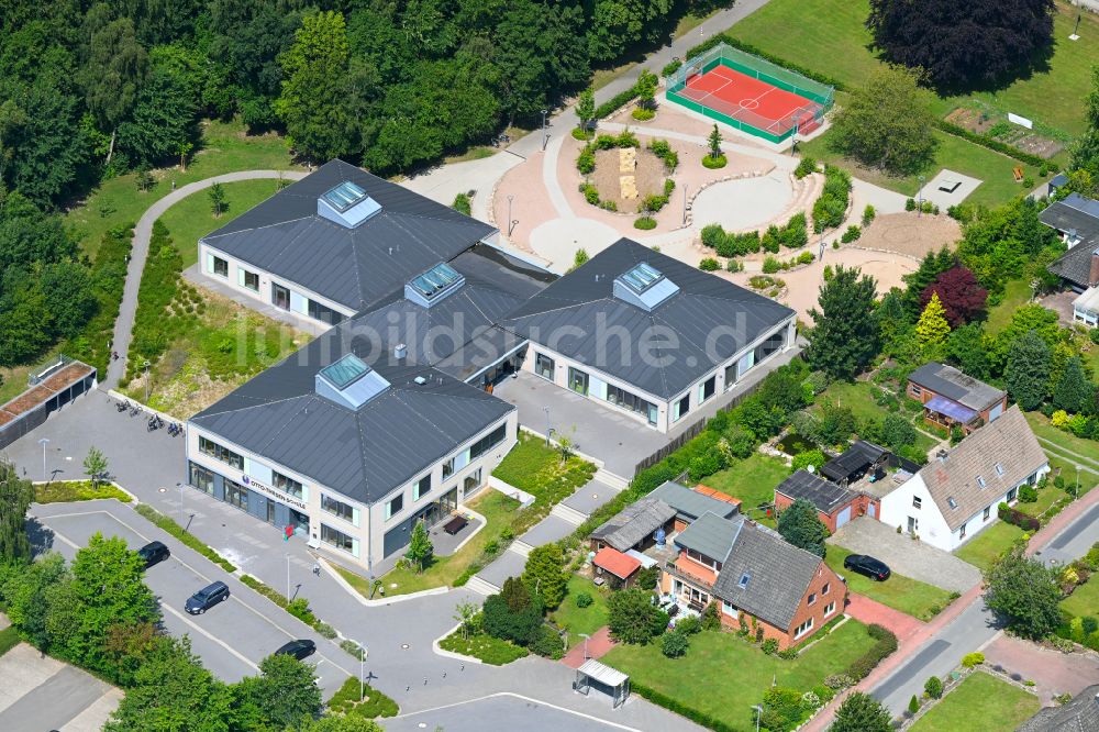 Luftbild Ostenfeld - Schulgelände mit Sportplatz Otto-Thiesen-Schule in Ostenfeld im Bundesland Schleswig-Holstein, Deutschland