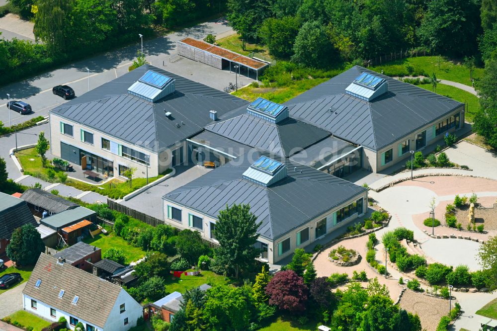 Ostenfeld von oben - Schulgelände mit Sportplatz Otto-Thiesen-Schule in Ostenfeld im Bundesland Schleswig-Holstein, Deutschland