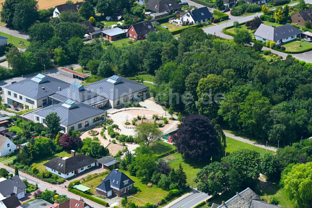 Ostenfeld aus der Vogelperspektive: Schulgelände mit Sportplatz Otto-Thiesen-Schule in Ostenfeld im Bundesland Schleswig-Holstein, Deutschland