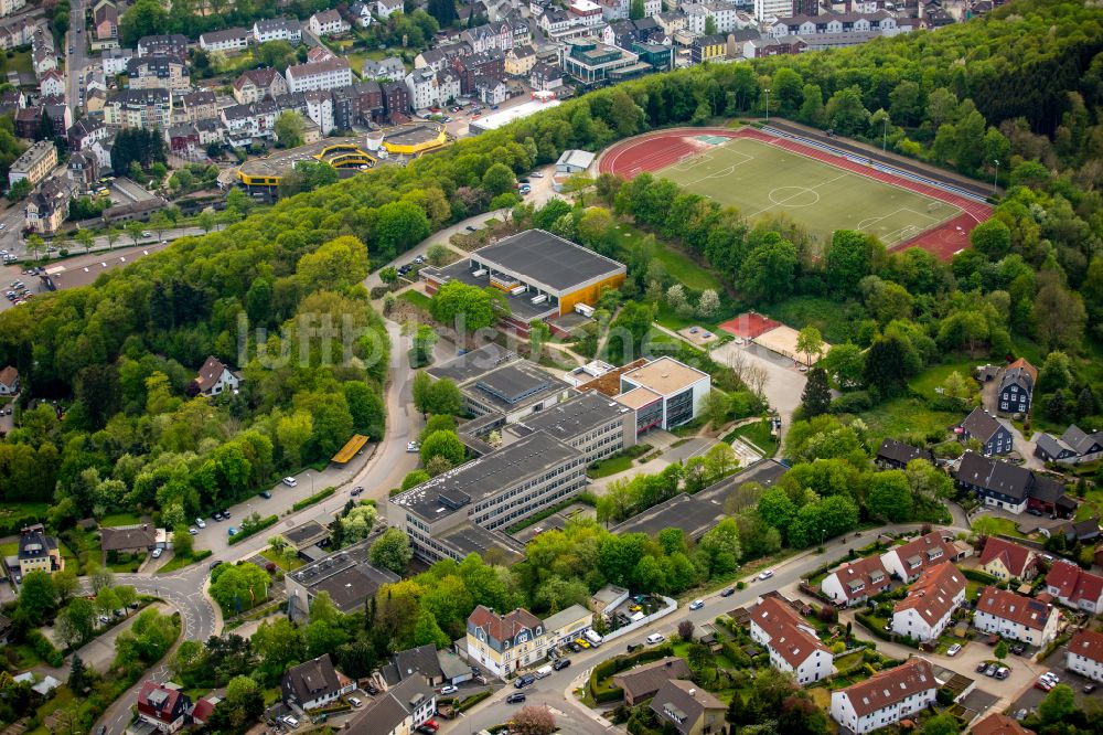 Luftaufnahme Ennepetal - Schulgelände mit Sportplatz Reichenbach Gymnasium in Ennepetal im Bundesland Nordrhein-Westfalen, Deutschland