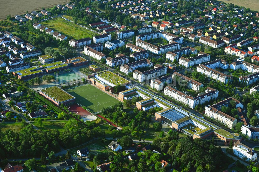 Luftbild Berlin - Schulgelände mit Sportplatz des Robert-Havemann-Gymnasium an der Achillesstraße in Berlin, Deutschland