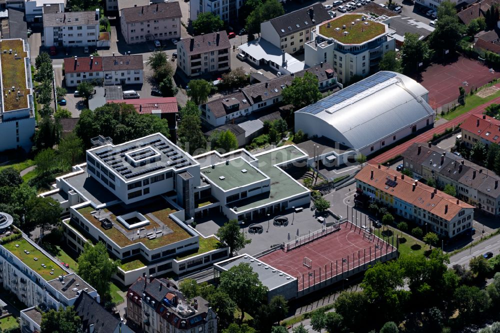 Freiburg im Breisgau von oben - Schulgelände mit Sportplatz des Rotteck-Gymnasium Freiburg in Freiburg im Breisgau im Bundesland Baden-Württemberg, Deutschland