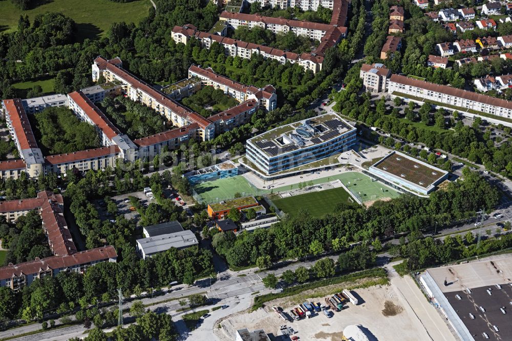 München aus der Vogelperspektive: Schulgelände mit Sportplatz Städt. Willy-Brandt- Gesamtschule in München im Bundesland Bayern, Deutschland