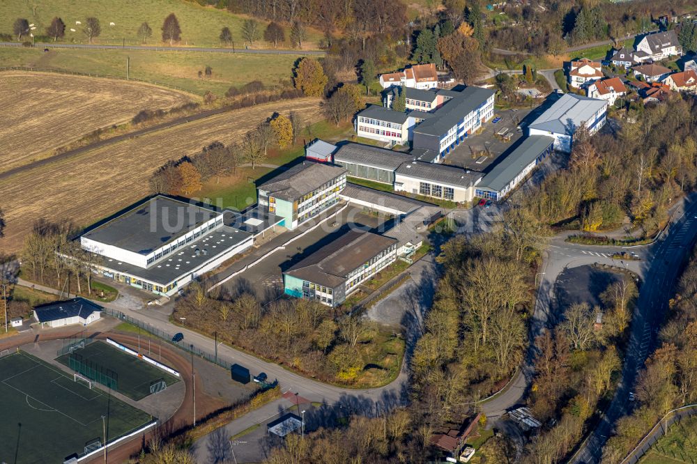 Balve von oben - Schulgelände mit Sportplatz Städtische Realschule Balve in Balve im Bundesland Nordrhein-Westfalen, Deutschland