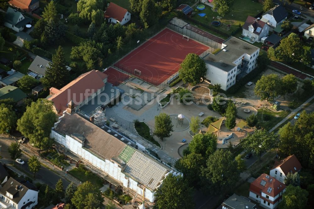 Luftbild Berlin - Schulgelände mit Sportplatz Ulmen- Grundschule in Berlin, Deutschland