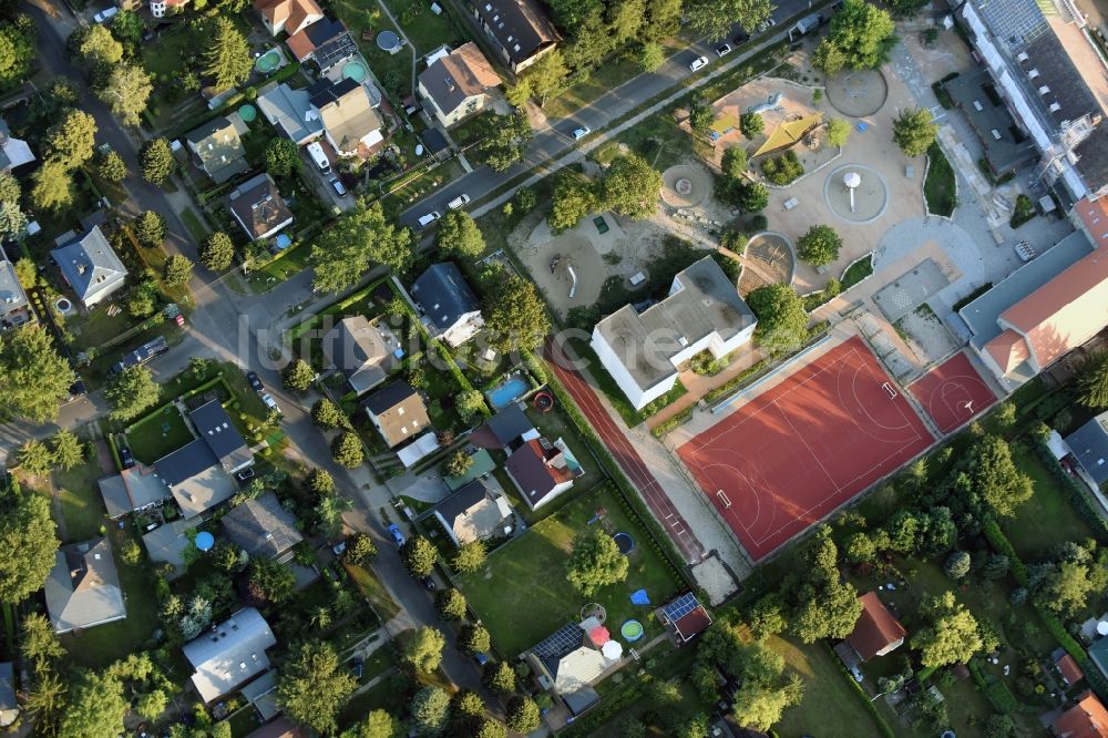 Berlin von oben - Schulgelände mit Sportplatz Ulmen- Grundschule in Berlin, Deutschland