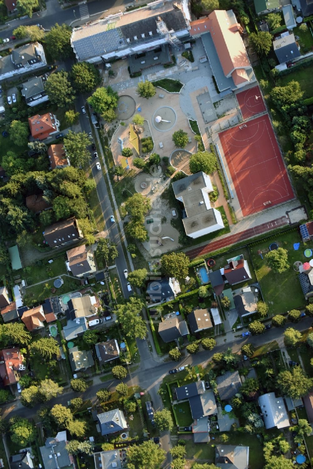 Berlin aus der Vogelperspektive: Schulgelände mit Sportplatz Ulmen- Grundschule in Berlin, Deutschland