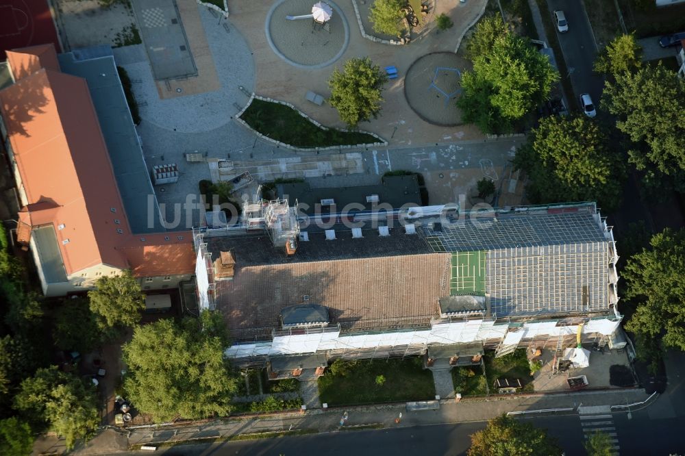 Luftaufnahme Berlin - Schulgelände mit Sportplatz Ulmen- Grundschule in Berlin, Deutschland