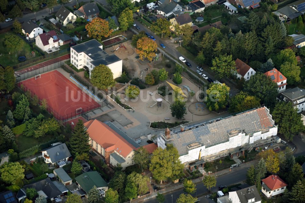 Berlin aus der Vogelperspektive: Schulgelände mit Sportplatz Ulmen- Grundschule in Berlin, Deutschland