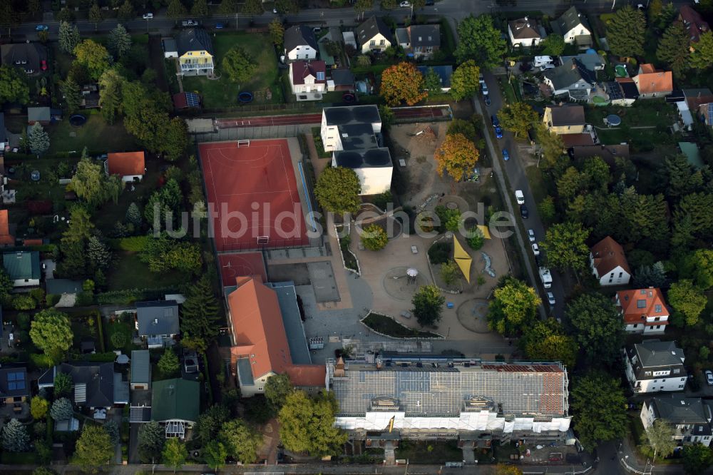 Berlin von oben - Schulgelände mit Sportplatz Ulmen- Grundschule in Berlin, Deutschland