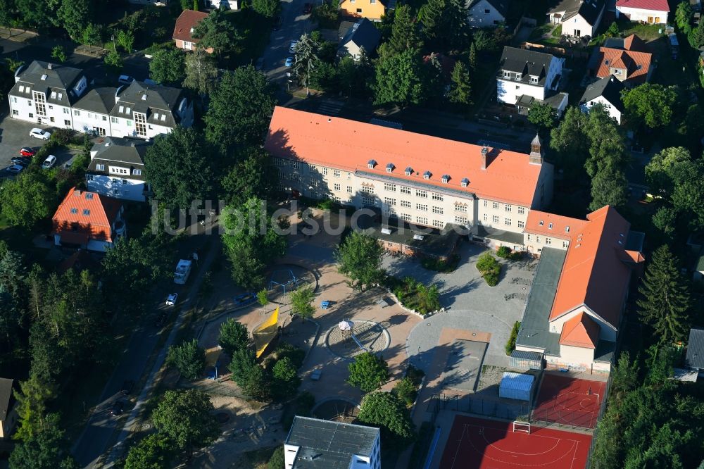 Berlin aus der Vogelperspektive: Schulgelände mit Sportplatz Ulmen- Grundschule in Berlin, Deutschland