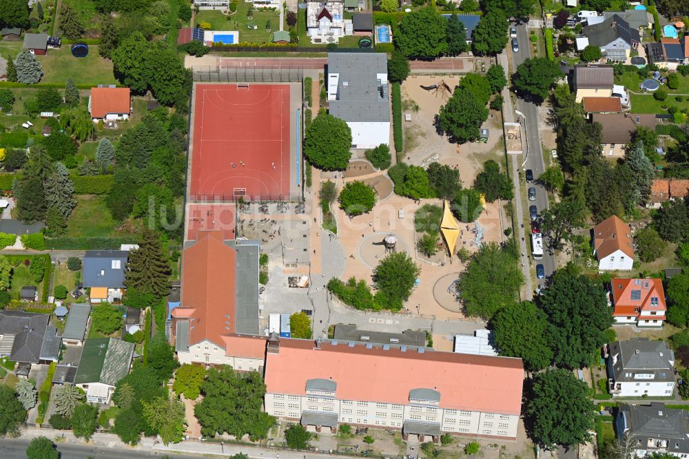 Luftbild Berlin - Schulgelände mit Sportplatz Ulmen- Grundschule in Berlin, Deutschland