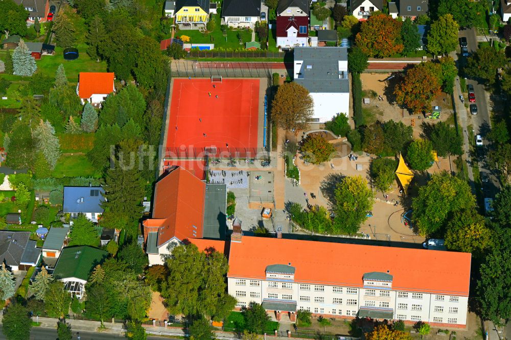 Berlin aus der Vogelperspektive: Schulgelände mit Sportplatz Ulmen- Grundschule in Berlin, Deutschland