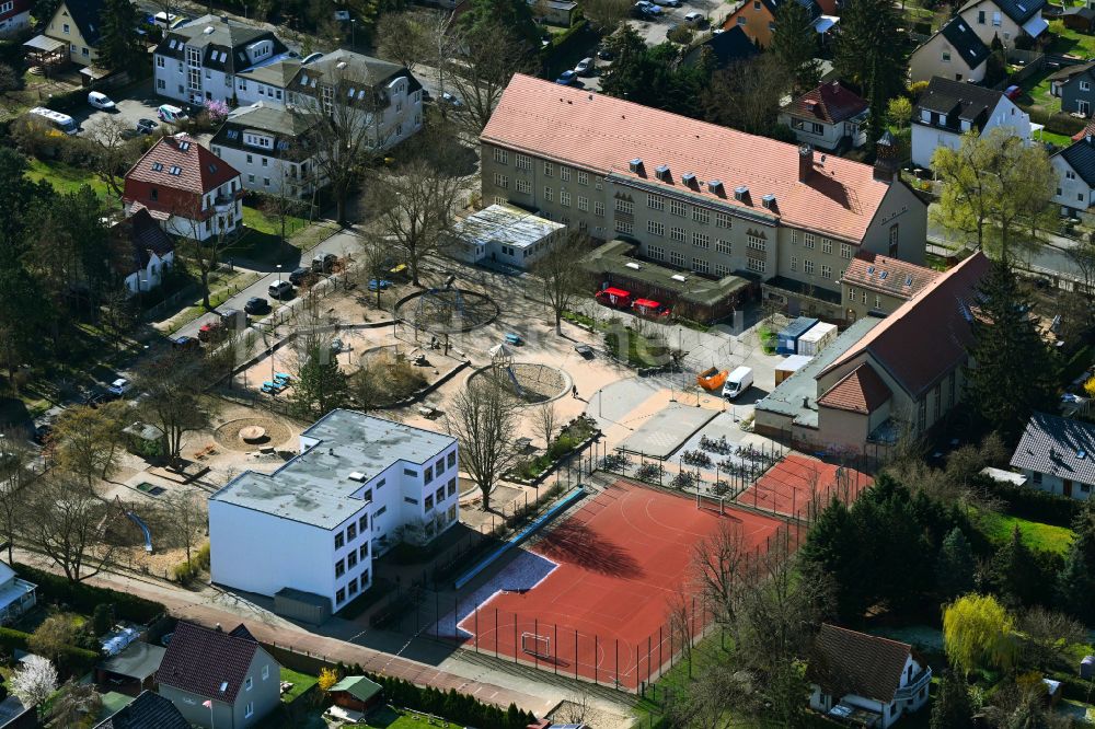 Luftbild Berlin - Schulgelände mit Sportplatz Ulmen- Grundschule in Berlin, Deutschland