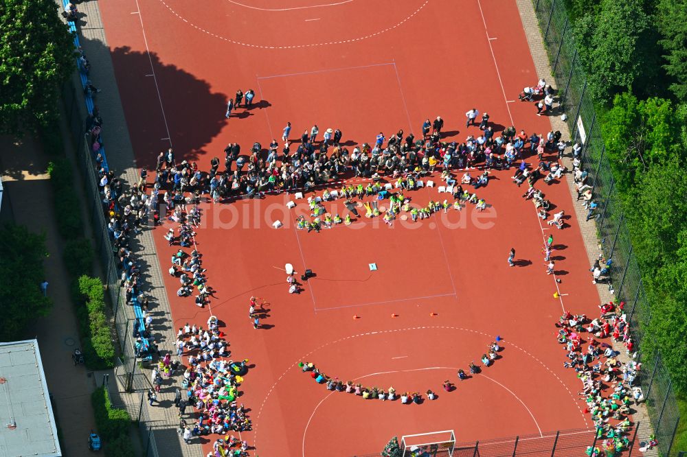 Berlin von oben - Schulgelände mit Sportplatz Ulmen- Grundschule in Berlin, Deutschland