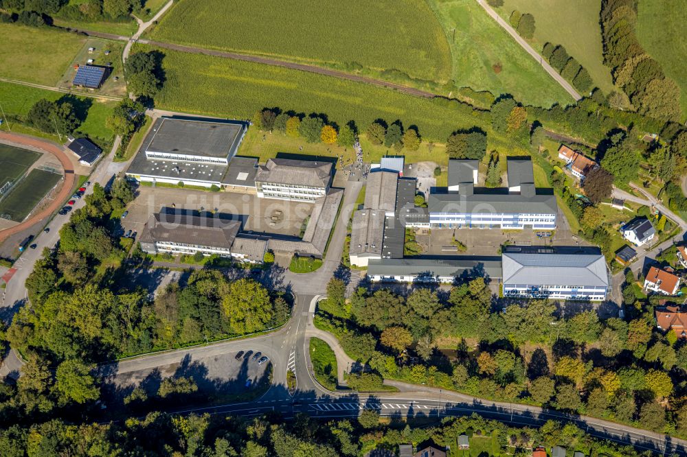 Luftaufnahme Balve - Schulgelände Städtische Realschule Balve in Balve im Bundesland Nordrhein-Westfalen, Deutschland