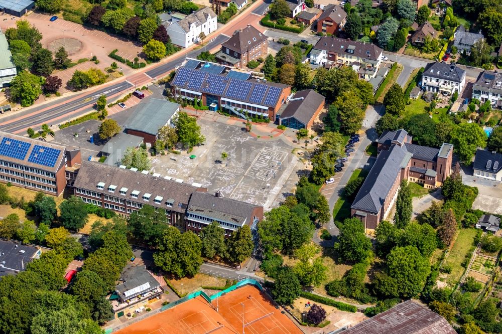 Rheinberg von oben - Schulhof der Amplonius-Gymnasium Rheinberg an der Dr.-Aloys-Wittrup-Straße in Rheinberg im Bundesland Nordrhein-Westfalen, Deutschland