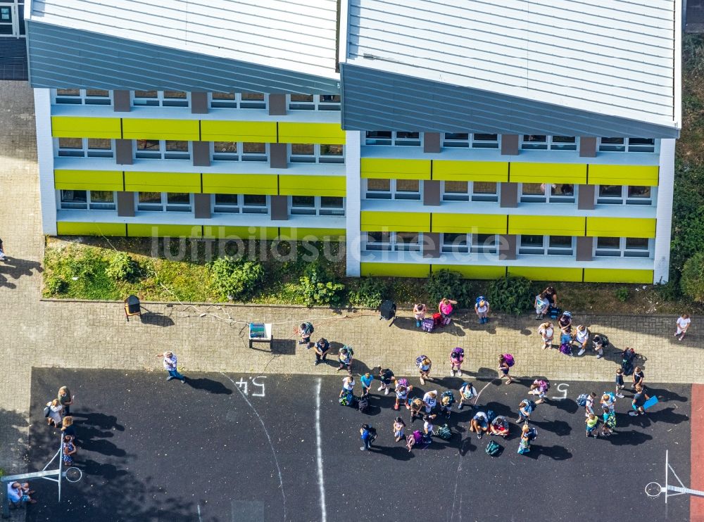 Menden (Sauerland) aus der Vogelperspektive: Schulhof der Städt. Gesamtschule Menden in Menden (Sauerland) im Bundesland Nordrhein-Westfalen, Deutschland