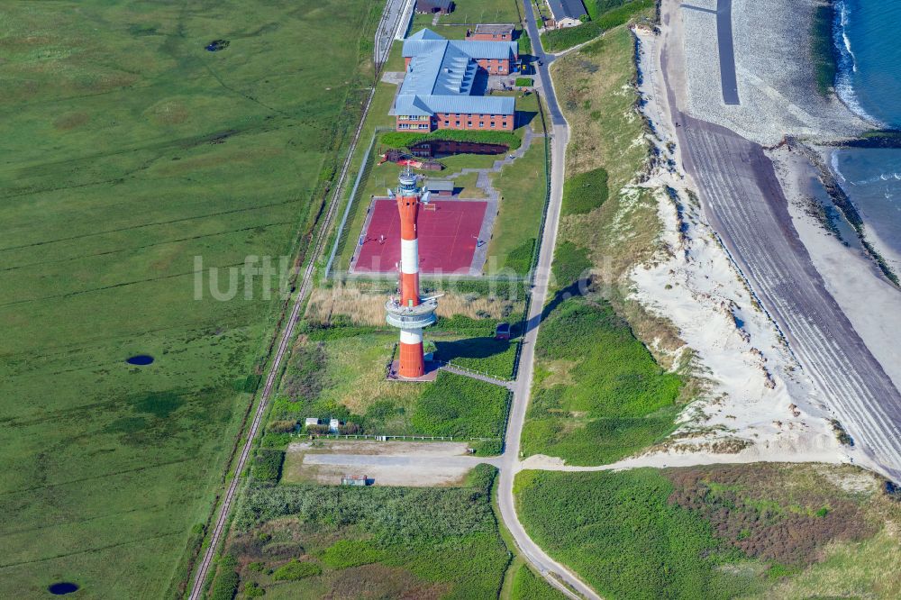 Luftaufnahme Wangerooge - Schullandheim Bünder mit Sportplatz und Leuchtturm an der Westküste der Insel Wangerooge an der Nordsee im Bundesland Niedersachsen, Deutschland