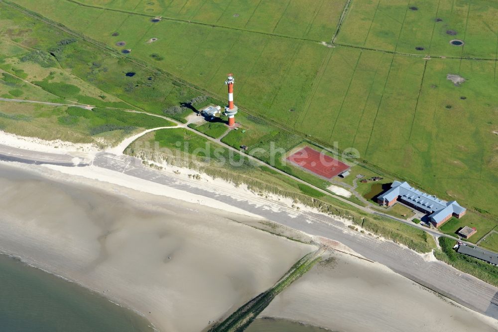 Wangerooge aus der Vogelperspektive: Schullandheim Bünder mit Sportplatz und Leuchtturm an der Westküste der Insel Wangerooge im Wattenmeer in der Nordsee im Bundesland Niedersachsen