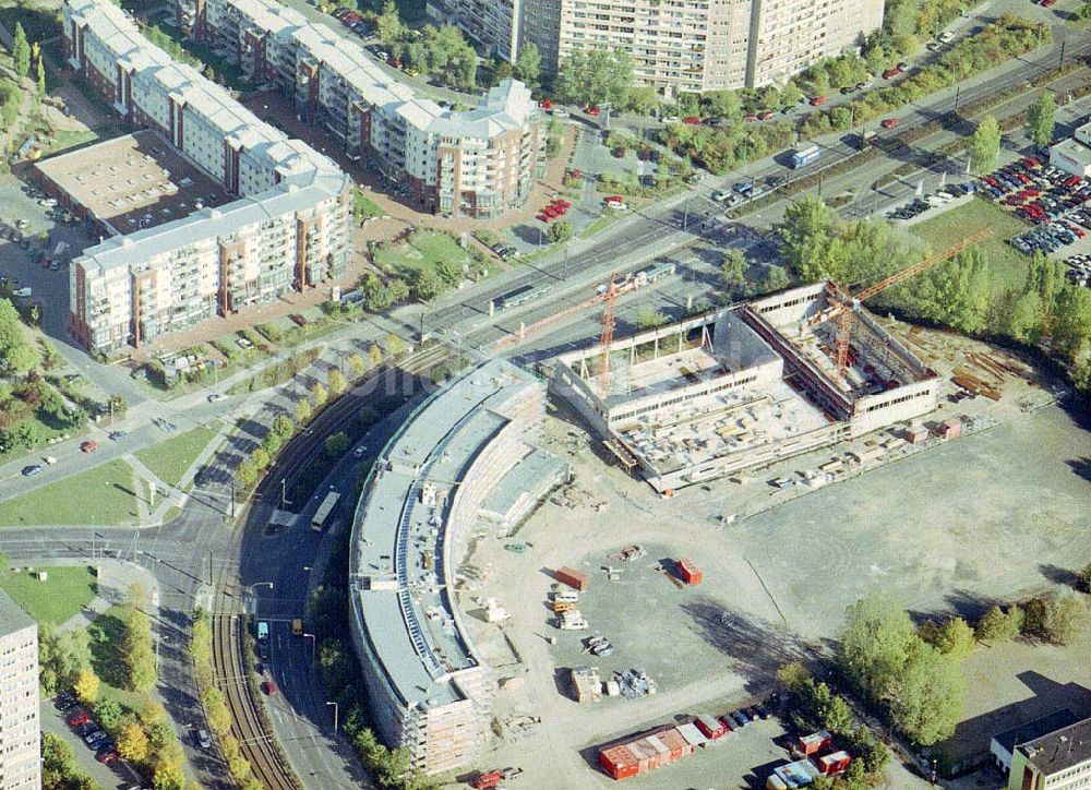 Berlin - Marzahn aus der Vogelperspektive: Schulneubau an der Allee der Kosmonauten / Bereich Wohngebiet Geißenweide in Berlin - Marzahn.