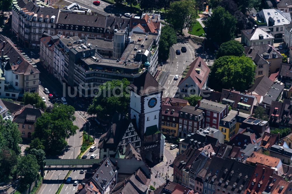 Luftaufnahme Freiburg im Breisgau - Schwabentor, Stadtzentrum und Altstadt mit Münster im Innenstadtbereich in Freiburg im Breisgau im Bundesland Baden-Württemberg, Deutschland