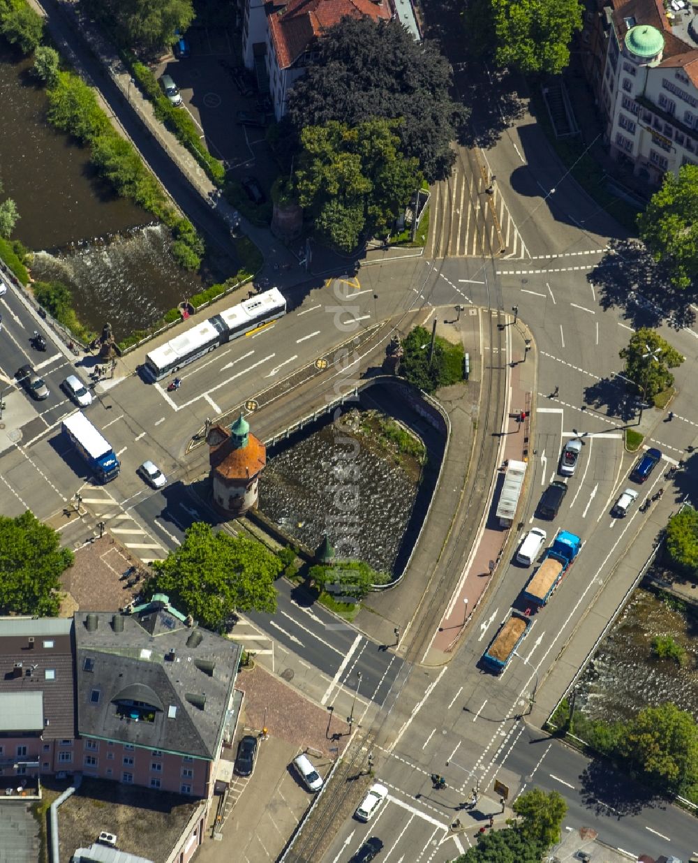 Freiburg im Breisgau von oben - Schwabentorbrücke über die Ufer des Flußes Dreisam in der Altstadt in Freiburg im Breisgau im Bundesland Baden-Württemberg