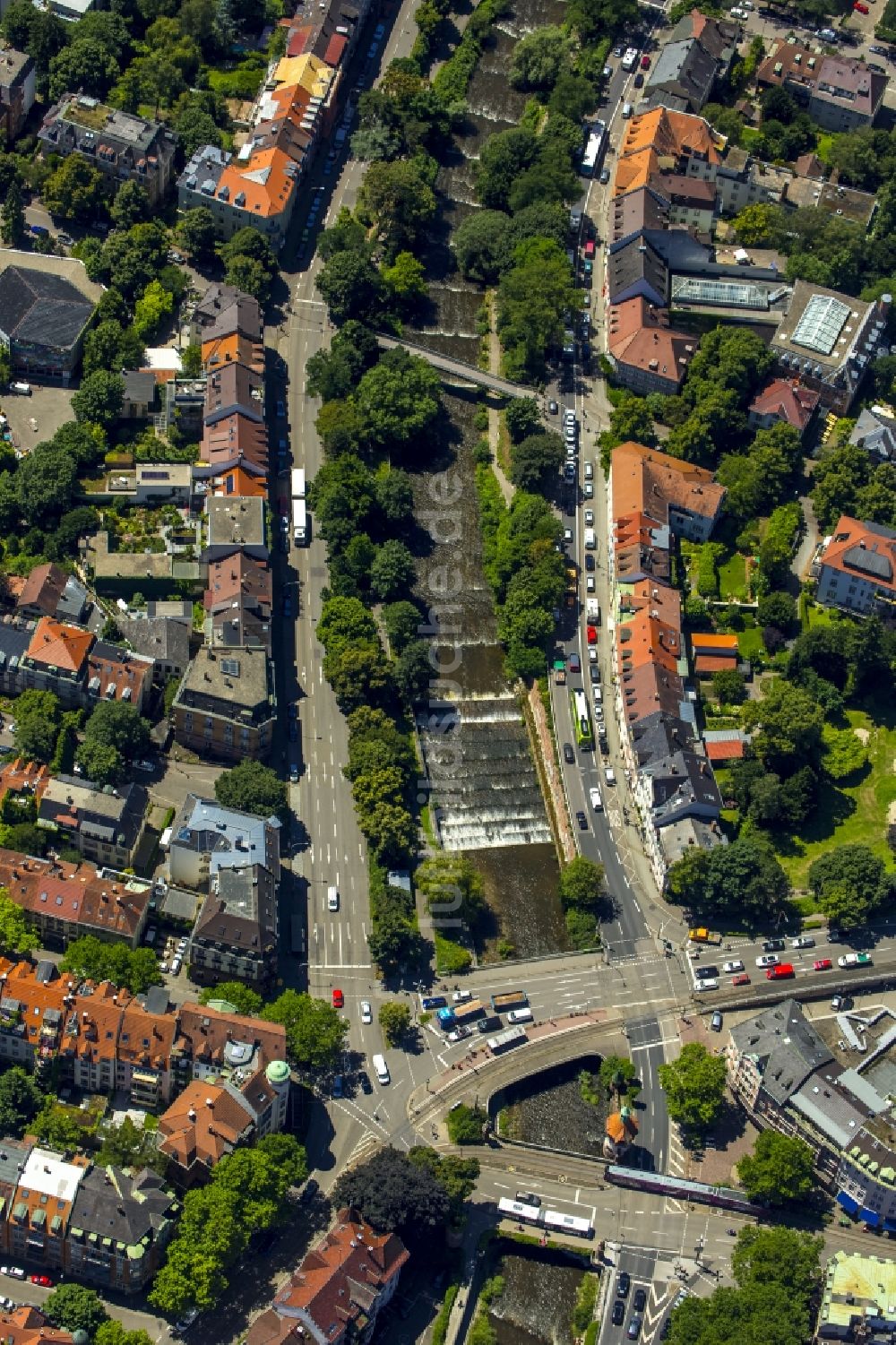 Freiburg im Breisgau aus der Vogelperspektive: Schwabentorbrücke über die Ufer des Flußes Dreisam in der Altstadt in Freiburg im Breisgau im Bundesland Baden-Württemberg