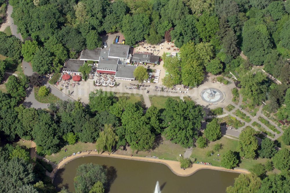 Luftbild Berlin - Schwanenteich und Café Schönbrunn im Volkspark Friedrichshain in Berlin