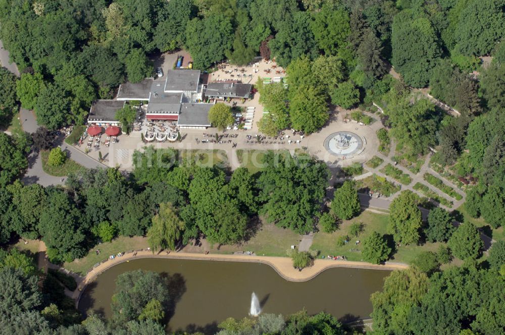 Berlin von oben - Schwanenteich und Café Schönbrunn im Volkspark Friedrichshain in Berlin