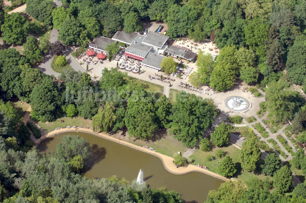 Berlin aus der Vogelperspektive: Schwanenteich und Café Schönbrunn im Volkspark Friedrichshain in Berlin