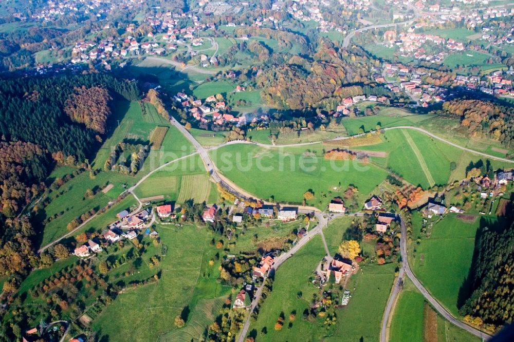 Luftaufnahme Bühl - Schwarzwald Dorf - Ansicht am Rande von Feldern im Ortsteil Neusatz in Bühl im Bundesland Baden-Württemberg