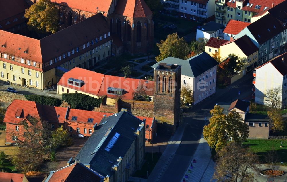 Prenzlau von oben - Schwedter Torturm in Prenzlau im Bundesland Brandenburg