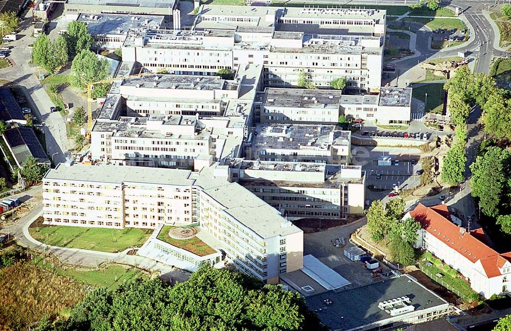 Schwerin / Mecklenburg Vorpommern aus der Vogelperspektive: Schwerin / Mecklenburg Vorpommern Blick auf das Gelände des Klinikums Medizinisches Zentrum Schwerin im Norden der Stadt in Mecklenburg Vorpommern Adresse: Auskunft des Klinikums Wismarsche Str