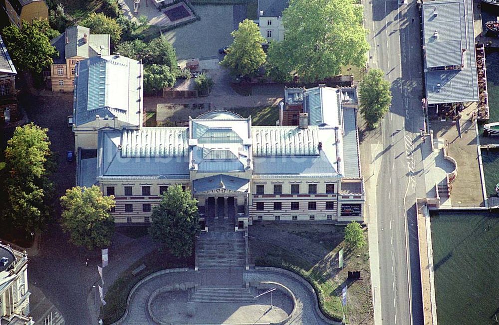 Schwerin / Mecklenburg Vorpommern aus der Vogelperspektive: Schwerin / Mecklenburg Vorpommern Blick auf das staatliche Museum neben dem Mecklenburgischen Staatstheater an der Werder Straße vor dem Hafen der Weißen Flotte 06