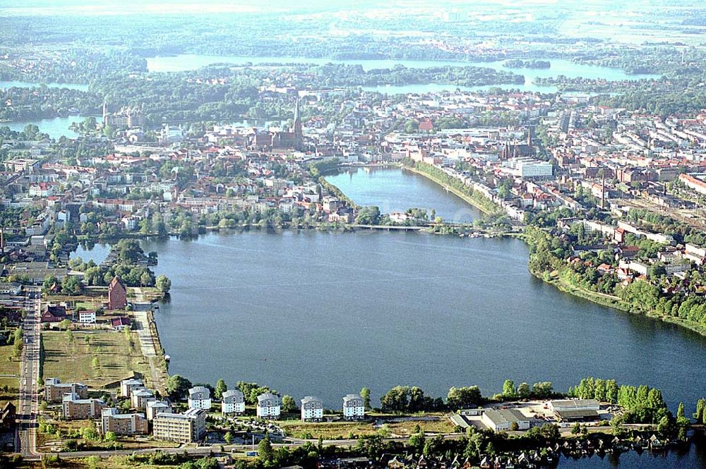 Luftbild Schwerin / Mecklenburg Vorpommern - Schwerin / Mecklenburg Vorpommern Stadtansicht von Schwerin mit Blick auf das Zentrum von Nord nach Süd mit der Schweriner See und Schloßinsel in Schwerin / Mecklenburg Vorpommern 06